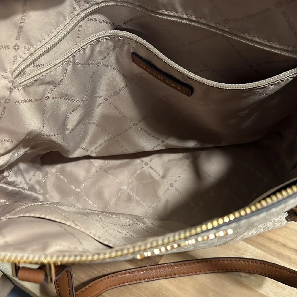 [Michael Kors] Charlotte Large Logo And Leather Top-Zip Tote Bag - Picture 6 of 7